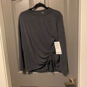 Side clench long sleeve crew.